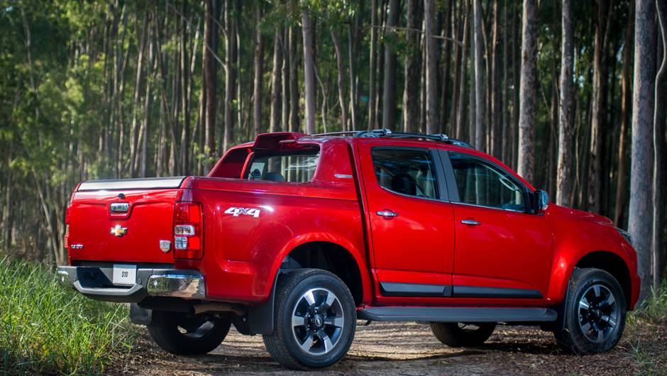 Versão tem rack de teto, rodas 18 usinadas e detalhes cromados exclusivos - <a href="https://beta-develop.quatrorodas.abril.com.br/carros/impressoes/chevrolet-s10-high-country-885162.shtml" rel="migration">Leia mais</a> Versão tem rack de teto, rodas 18 usinadas e detalhes cromados exclusivos - <a href="https://beta-develop.quatrorodas.abril.com.br/carros/impressoes/chevrolet-s10-high-country-885162.shtml" rel="migration">Leia mais</a>