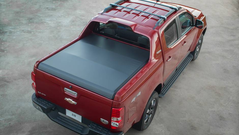 Capota mar&iacute;tima tamb&eacute;m &eacute; novidade exclusiva, mas, por dentro, protetor de ca&ccedil;amba ser&aacute; vendido como acess&oacute;rio - <a href="https://beta-develop.quatrorodas.abril.com.br/carros/impressoes/chevrolet-s10-high-country-885162.shtml" rel="migration">Leia mais</a>