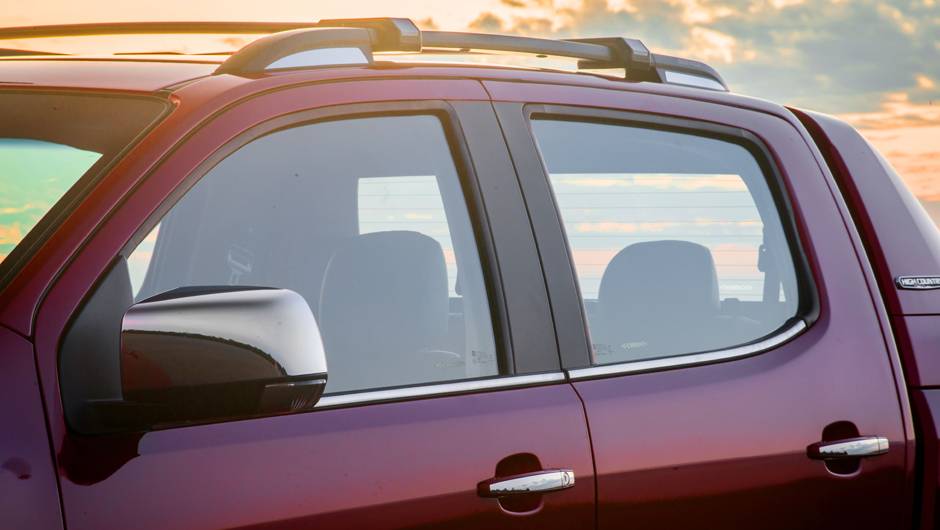 Moldura inferior dos vidros e maçanetas cromadas são alguns dos diferenciais da versão High Country - <a href="https://beta-develop.quatrorodas.abril.com.br/carros/impressoes/chevrolet-s10-high-country-885162.shtml" rel="migration">Leia mais</a> Moldura inferior dos vidros e maçanetas cromadas são alguns dos diferenciais da versão High Country - <a href="https://beta-develop.quatrorodas.abril.com.br/carros/impressoes/chevrolet-s10-high-country-885162.shtml" rel="migration">Leia mais</a>