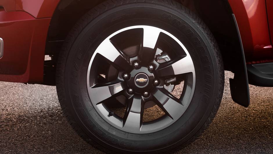 As rodas de aro 18 tem tem desenho exclusivo e superfície usinada - <a href="https://beta-develop.quatrorodas.abril.com.br/carros/impressoes/chevrolet-s10-high-country-885162.shtml" rel="migration">Leia mais</a> As rodas de aro 18 tem tem desenho exclusivo e superfície usinada - <a href="https://beta-develop.quatrorodas.abril.com.br/carros/impressoes/chevrolet-s10-high-country-885162.shtml" rel="migration">Leia mais</a>