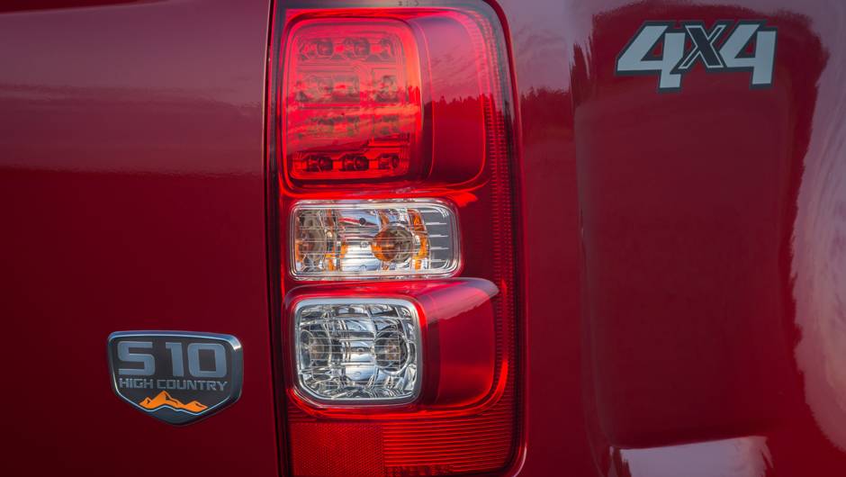 Desenho das lanternas não foi alterado, mas ganharam luzes de LED; badge da versão faz alusão às altas montanhas das regiões <em>High Country</em> norte-americana- <a href="https://beta-develop.quatrorodas.abril.com.br/carros/impressoes/chevrolet-s10-high-country-885162." rel="migration"></a> Desenho das lanternas não foi alterado, mas ganharam luzes de LED; badge da versão faz alusão às altas montanhas das regiões <em>High Country</em> norte-americana- <a href="https://beta-develop.quatrorodas.abril.com.br/carros/impressoes/chevrolet-s10-high-country-885162." rel="migration"></a>