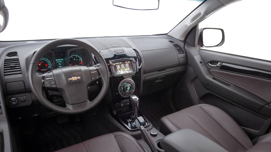 Interior da versão adota o padrão da SUV Trailblazer, com couro ecológico e costura prespontada - <a href="https://beta-develop.quatrorodas.abril.com.br/carros/impressoes/chevrolet-s10-high-country-885162.shtml" rel="migration">Leia mais</a> Interior da versão adota o padrão da SUV Trailblazer, com couro ecológico e costura prespontada - <a href="https://beta-develop.quatrorodas.abril.com.br/carros/impressoes/chevrolet-s10-high-country-885162.shtml" rel="migration">Leia mais</a>
