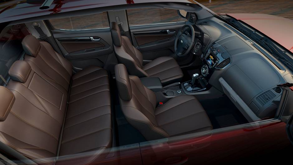 Espa&ccedil;o interno de sobra para cinco passageiros; console central destoa do restante do painel em pl&aacute;stico duro - <a href="https://beta-develop.quatrorodas.abril.com.br/carros/impressoes/chevrolet-s10-high-country-885162.shtml" rel="migration">Leia mais</a>