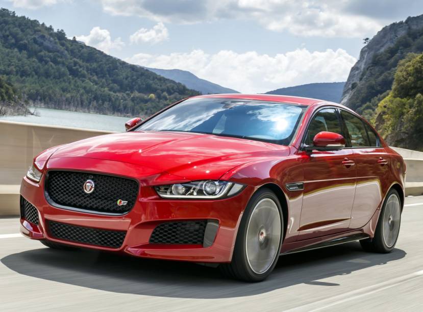 <strong>Jaguar XE –</strong> O menor sedã da Jaguar <a href="https://beta-develop.quatrorodas.abril.com.br/materia/jaguar-xe-desembarca-brasil-r-169-900-896966/" rel="desembarcou oficialmente no Brasil" target="_blank">desembarcou oficialmente no Brasil</a> para brigar com BMW Série 3, Mercedes Classe C e Audi A4. O XE  tem versões 2.0 turbo de 240 cv e V6 3.0 de 340 cv. 