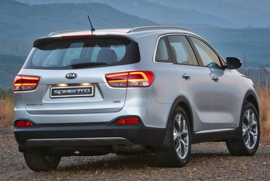 <strong>Kia Sorento</strong> &ndash; A nova gera&ccedil;&atilde;o do utilit&aacute;rio s<a href="https://beta-develop.quatrorodas.abril.com.br/materia/kia-traz-terceira-geracao-sorento-grand-carnival-ao-brasil-909760" rel="chegou ao pa&iacute;s em vers&atilde;o &uacute;nica" target="_blank">chegou ao pa&iacute;s em vers&atilde;o &uacute;nica</a>, exclusivamente com tra&ccedil;&atilde;o 4x2 e motor V6 3.3 de 270 cv. Ficou maior, mais moderno e mais caro em rela&ccedil;&atilde;o ao anterior.
