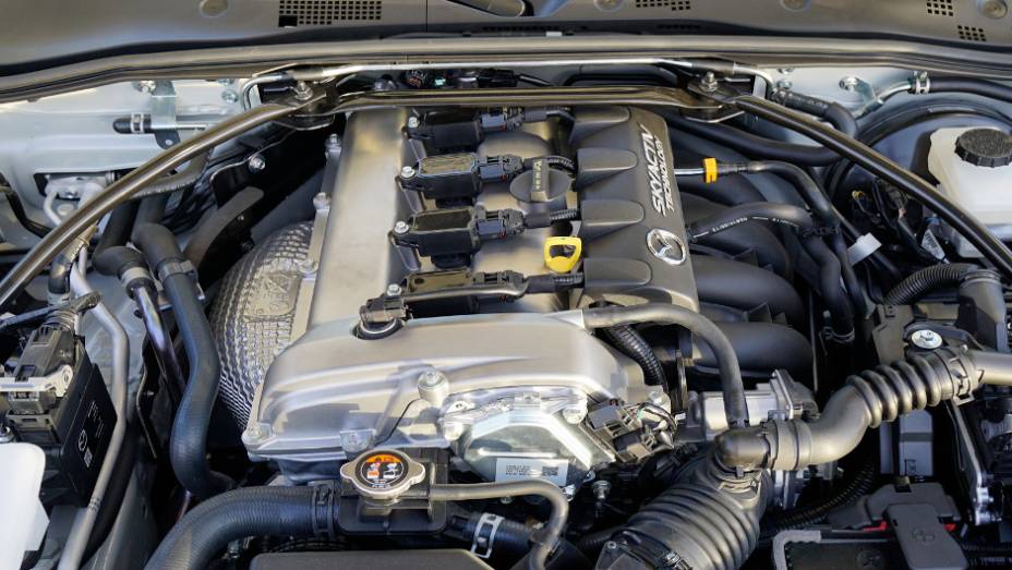 Modelo é equipado com o motor SKYACTIV-G 2.0 litros | <a href="https://beta-develop.quatrorodas.abril.com.br/noticias/saloes/new-york-2015/mazda-divulga-novo-mx-5-miata-club-852338.shtml" rel="migration">Leia mais</a>