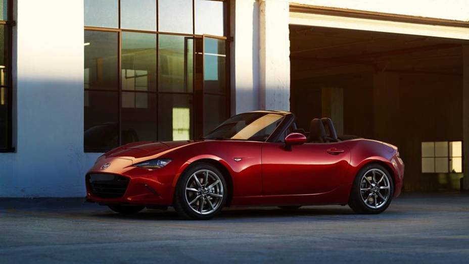 Mazda MX-5 2015 chega aos Estados Unidos | <a href="https://beta-develop.quatrorodas.abril.com.br/noticias/saloes/losangeles-2014/mazda-mx-5-chega-aos-estados-unidos-816114.shtml" rel="migration">Leia mais</a>