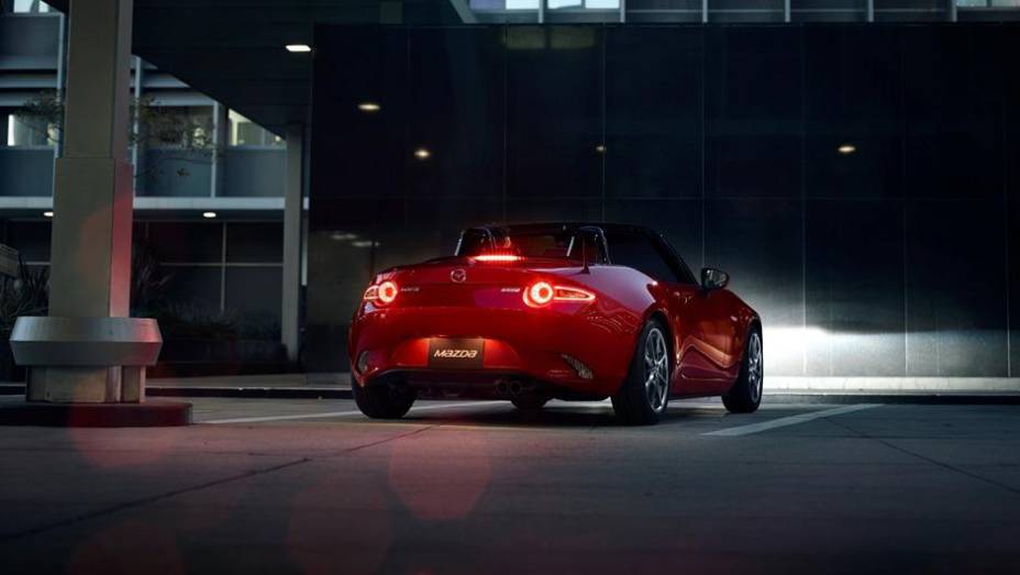 Mazda MX-5 2015 chega aos Estados Unidos | <a href="https://beta-develop.quatrorodas.abril.com.br/noticias/saloes/losangeles-2014/mazda-mx-5-chega-aos-estados-unidos-816114.shtml" rel="migration">Leia mais</a>