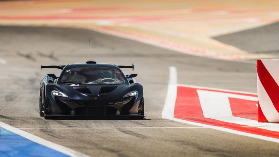 Modelo de performance traz elementos oriundos da F1 | <a href="https://beta-develop.quatrorodas.abril.com.br/noticias/fabricantes/mclaren-revela-gtr-p1-volante-f1-807366.shtmll" rel="migration">Leia mais</a>