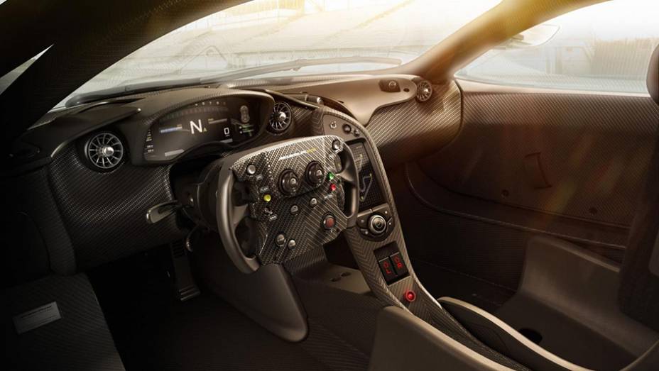Interior &eacute; todo revestido em carbono e apresenta bancos concha e cintos de seis pontos | <a href="https://beta-develop.quatrorodas.abril.com.br/noticias/fabricantes/mclaren-revela-gtr-p1-volante-f1-807366.shtml" rel="migration">Leia mais</a>