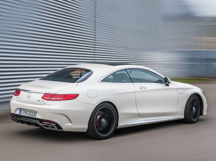 <strong>Mercedes-AMG S 63 Coupé</strong> – O<a href="https://beta-develop.quatrorodas.abril.com.br/materia/mercedes-benz-s-63-amg-coupe-906380" rel="o cupê mais luxuoso da marca" target="_blank"> cupê mais luxuoso da marca</a> foi apresentado ao Brasil em sua configuração AMG. Com direito a cristais Swarovsky nos faróis, tem 585 cv de potência vindos do motor V8 5.5.