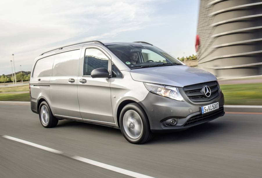 <strong>Mercedes-Benz Vito &ndash;</strong> Fechando o 2015 da Mercedes para o Brasil, o Vito chegou em vers&otilde;es para carga e para passageiros, podendo levar at&eacute; sete ocupantes ou 6m&sup3; e 1 225 kg &uacute;teis.