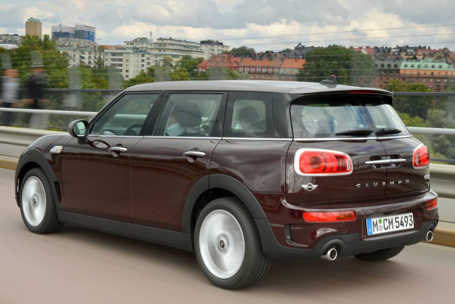 <strong>Mini Clubman</strong> – <a href="https://beta-develop.quatrorodas.abril.com.br/materia/mini-clubman-quebrador-tradicoes-chega-ao-brasil-r-179-950-924680" rel="O maior Mini já produzido chegou ao Brasil" target="_blank">O maior Mini já produzido chegou ao Brasil</a>. Com seis portas, a “perua” é vendida em versão única S com motor 2.0 turbo de 192 cv de potência e câmbio automático de oito marchas. 