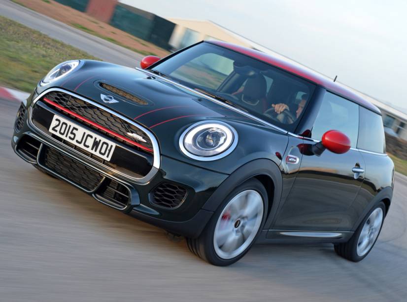 <strong>Mini John Cooper Works</strong> – <a href="https://beta-develop.quatrorodas.abril.com.br/materia/mini-cooper-john-cooper-works-912980/" rel="A versão mais apimentada do hatch" target="_blank">A versão mais apimentada do hatch</a> mostrou aos brasileiros que não é esportivo apenas na aparência: o motor 2.0 turbo de 231 cv o leva de 0 a 100 km/h em 6,2 segundos. 