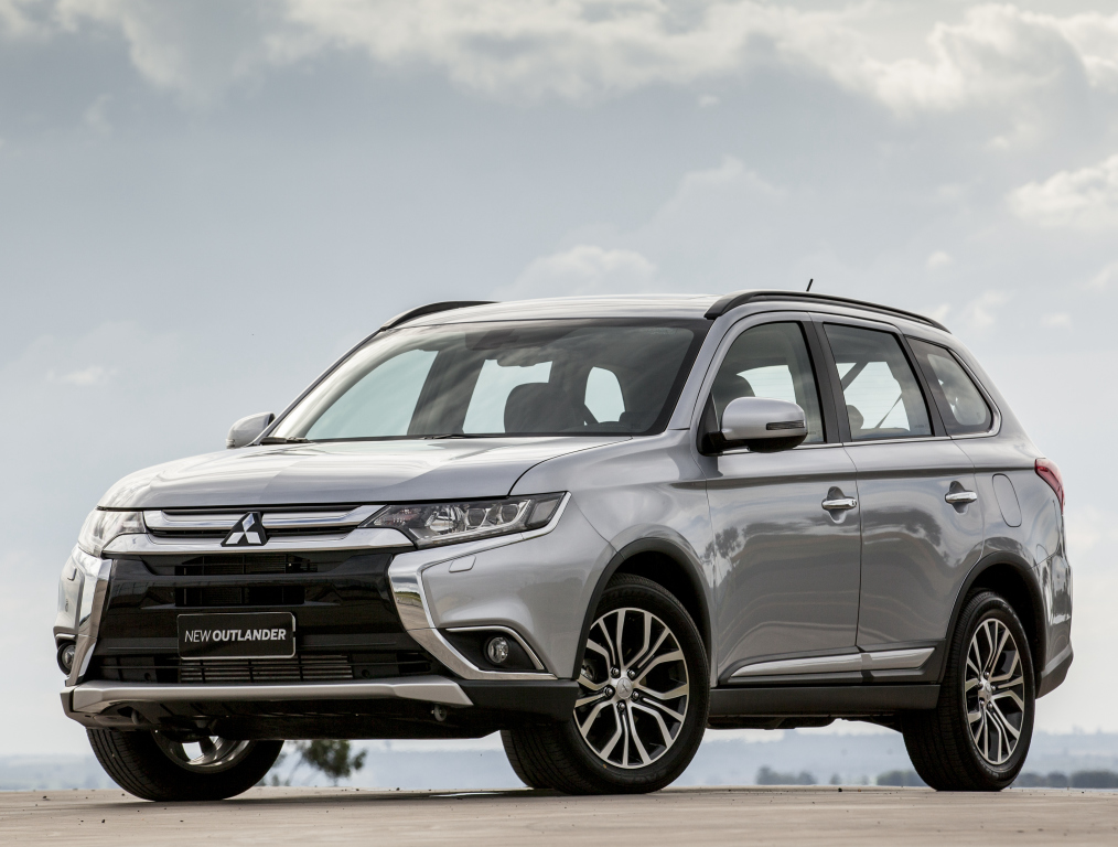 <strong>Mitsubishi Outlander</strong> &ndash; A reestiliza&ccedil;&atilde;o de &uacute;ltima hora, feita para corrigir o visual duramente criticado no mundo todo, <a href="https://beta-develop.quatrorodas.abril.com.br/materia/mitsubishi-new-outlander-2-2l-diesel-870160/" rel="chegou cedo ao Brasil" target="_blank">chegou cedo ao Brasil</a>.&nbsp;&Eacute; marcado pelas nada discretas barras cromadas na dianteira.