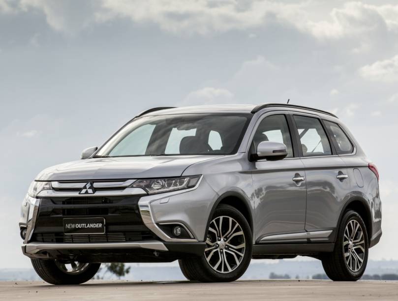 <strong>Mitsubishi Outlander</strong> &ndash; A reestiliza&ccedil;&atilde;o de &uacute;ltima hora, feita para corrigir o visual duramente criticado no mundo todo, <a href="https://beta-develop.quatrorodas.abril.com.br/materia/mitsubishi-new-outlander-2-2l-diesel-870160/" rel="chegou cedo ao Brasil" target="_blank">chegou cedo ao Brasil</a>.&nbsp;&Eacute; marcado pelas nada discretas barras cromadas na dianteira.