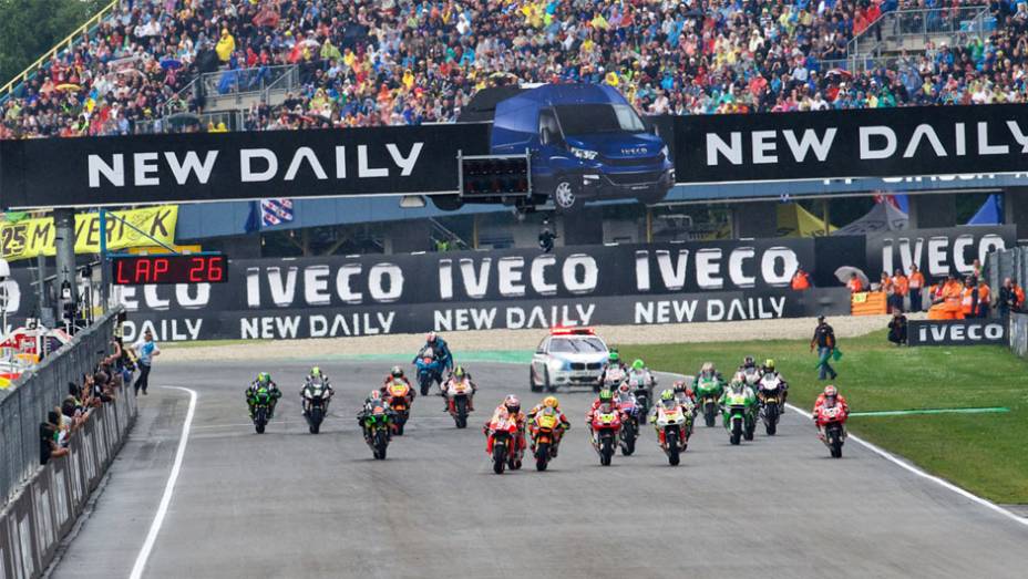 Largada em Assen | <a href="https://beta-develop.quatrorodas.abril.com.br/moto/noticias/pela-oitava-vez-consecutiva-vitoria-marquez-motogp-787522.shtml" rel="migration">Leia mais</a>