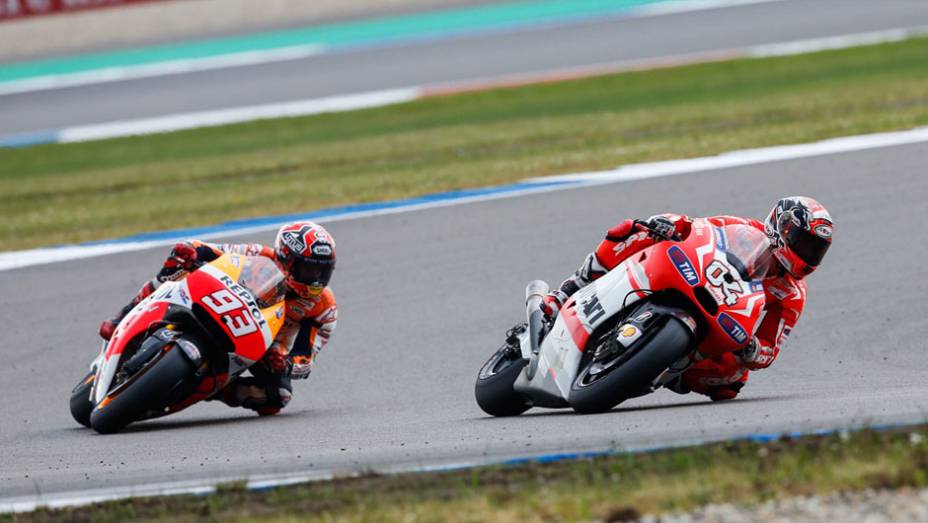 Corrida em Assen foi no sábado | <a href="https://beta-develop.quatrorodas.abril.com.br/moto/noticias/pela-oitava-vez-consecutiva-vitoria-marquez-motogp-787522.shtml" rel="migration">Leia mais</a>