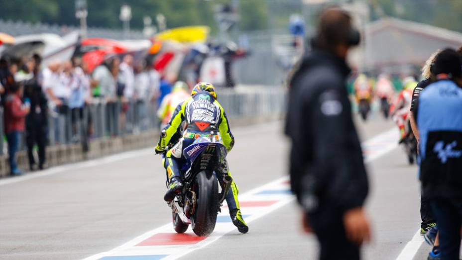 Tempo instável fez pilotos trocarem de motos durante a corrida | <a href="https://beta-develop.quatrorodas.abril.com.br/moto/noticias/pela-oitava-vez-consecutiva-vitoria-marquez-motogp-787522.shtml" rel="migration">Leia mais</a>