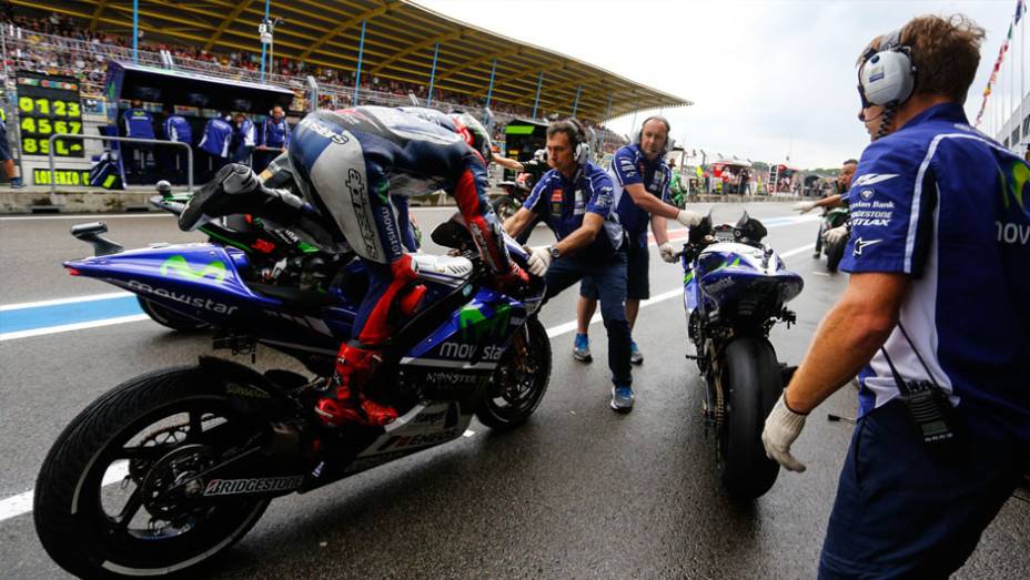 Tempo instável fez pilotos trocarem de motos durante a corrida | <a href="https://beta-develop.quatrorodas.abril.com.br/moto/noticias/pela-oitava-vez-consecutiva-vitoria-marquez-motogp-787522.shtml" rel="migration">Leia mais</a>