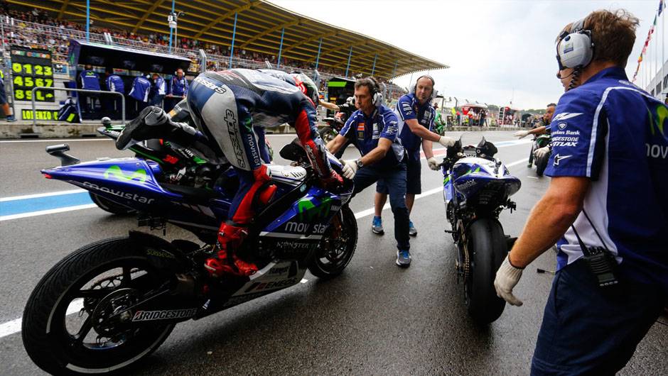 Tempo inst&aacute;vel fez pilotos trocarem de motos durante a corrida | <a href="https://beta-develop.quatrorodas.abril.com.br/moto/noticias/pela-oitava-vez-consecutiva-vitoria-marquez-motogp-787522.shtml" rel="migration">Leia mais</a>