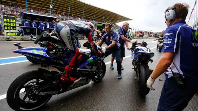 Tempo inst&aacute;vel fez pilotos trocarem de motos durante a corrida | <a href="https://beta-develop.quatrorodas.abril.com.br/moto/noticias/pela-oitava-vez-consecutiva-vitoria-marquez-motogp-787522.shtml" rel="migration">Leia mais</a>