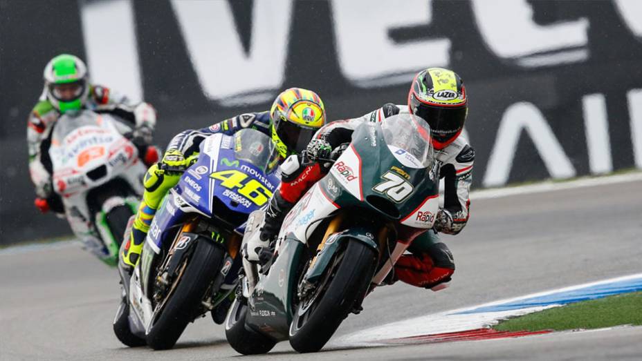 Com pista seca ou molhada, Valentino deu show saindo de último lugar | <a href="https://beta-develop.quatrorodas.abril.com.br/moto/noticias/pela-oitava-vez-consecutiva-vitoria-marquez-motogp-787522.shtml" rel="migration">Leia mais</a>