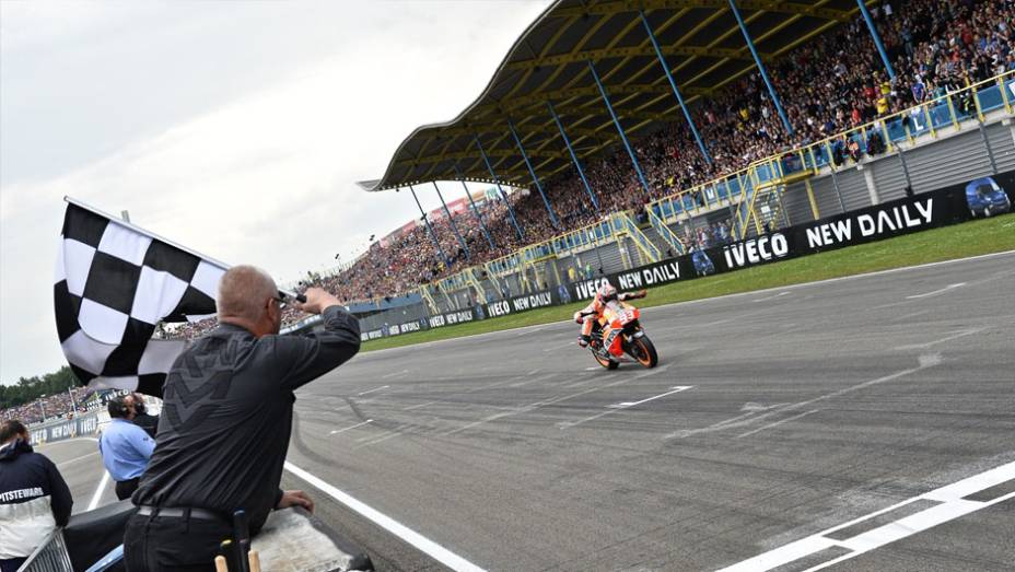 Marc cruza a linha de chegada! | <a href="https://beta-develop.quatrorodas.abril.com.br/moto/noticias/pela-oitava-vez-consecutiva-vitoria-marquez-motogp-787522.shtml" rel="migration">Leia mais</a>