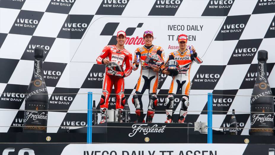 Pódio em Assen, na Holanda | <a href="https://beta-develop.quatrorodas.abril.com.br/moto/noticias/pela-oitava-vez-consecutiva-vitoria-marquez-motogp-787522.shtml" rel="migration">Leia mais</a>