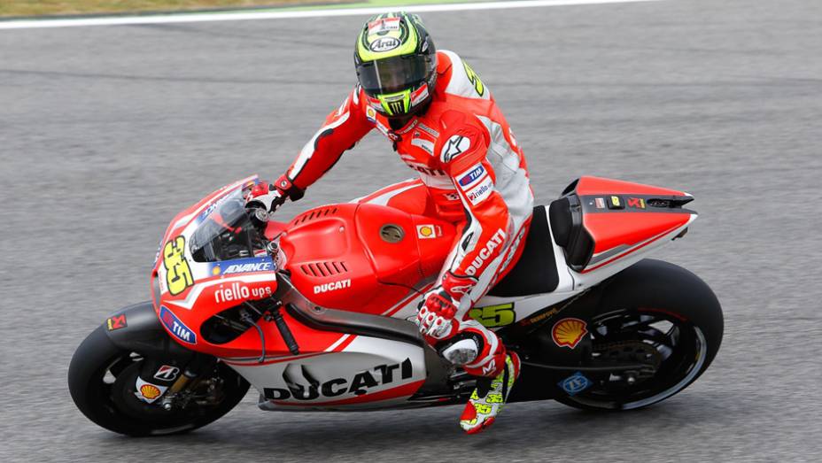 Cal Crutchlow com sua Ducati | <a href="https://beta-develop.quatrorodas.abril.com.br/moto/noticias/marc-marquez-mantem-regularidade-pole-mugello-784738.shtml" rel="migration">Leia mais</a>