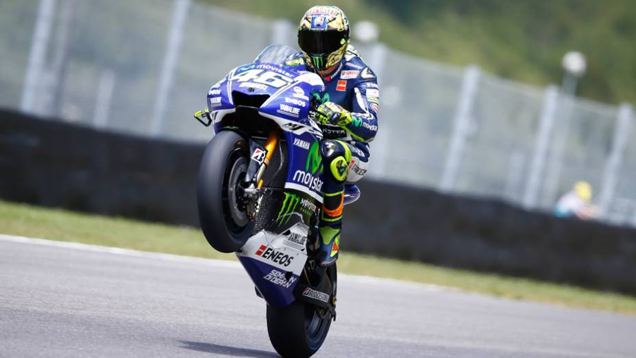 Valentino Rossi empina sua Yamaha durante classificatório | <a href="https://beta-develop.quatrorodas.abril.com.br/moto/noticias/marc-marquez-mantem-regularidade-pole-mugello-784738.shtml" rel="migration">Leia mais</a>