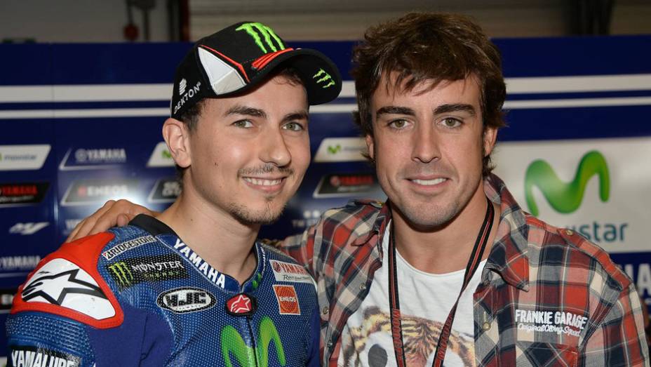 Jorge Lorenzo e Fernando Alonso | <a href="https://beta-develop.quatrorodas.abril.com.br/moto/noticias/marc-marquez-mantem-regularidade-pole-mugello-784738.shtml" rel="migration">Leia mais</a>