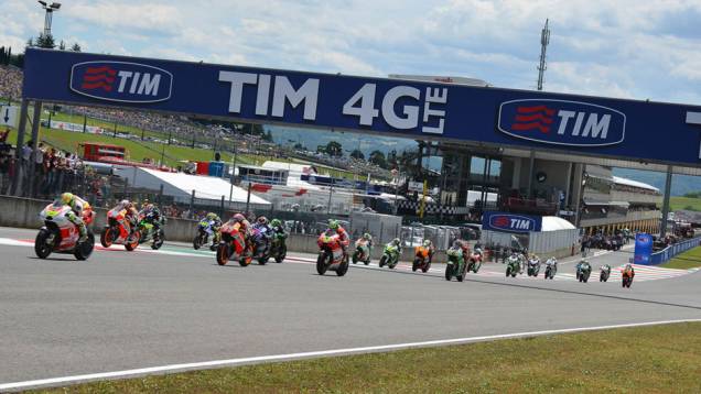 Largada da etapa em Mugello | <a href="https://beta-develop.quatrorodas.abril.com.br/moto/noticias/marquez-bate-lorenzo-briga-acirrada-garante-sexta-vitoria-784758.shtml" rel="migration">Leia mais</a> Largada da etapa em Mugello | <a href="https://beta-develop.quatrorodas.abril.com.br/moto/noticias/marquez-bate-lorenzo-briga-acirrada-garante-sexta-vitoria-784758.shtml" rel="migration">Leia mais</a>