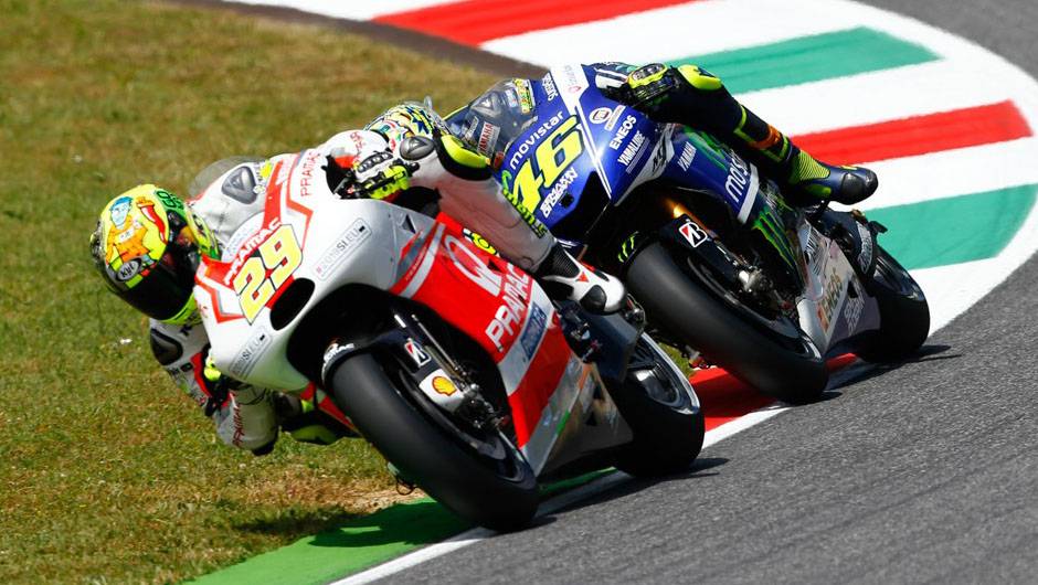 Andrea Iannone e Valentino Rossi em a&ccedil;&atilde;o | <a href="https://beta-develop.quatrorodas.abril.com.br/moto/noticias/marquez-bate-lorenzo-briga-acirrada-garante-sexta-vitoria-784758.shtml" rel="migration">Leia mais</a>