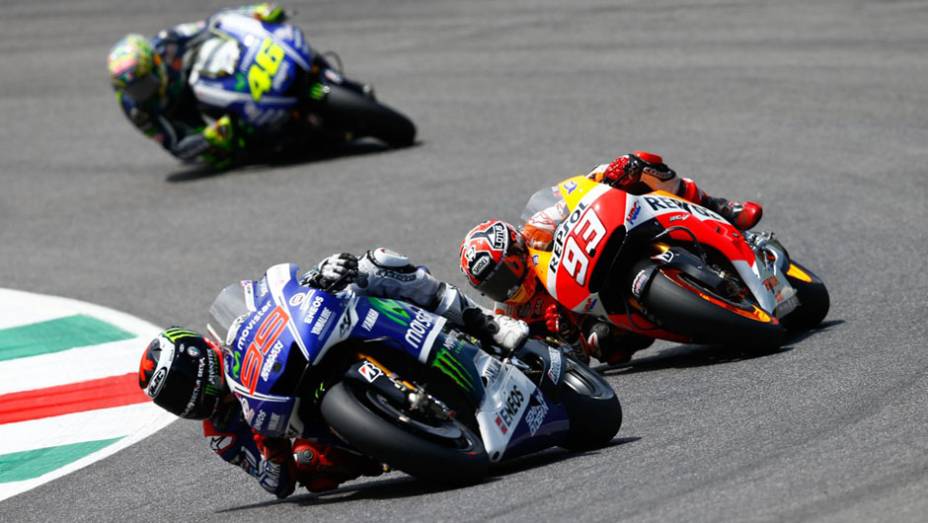 Lorenzo, Márquez e Valentino | <a href="https://beta-develop.quatrorodas.abril.com.br/moto/noticias/marquez-bate-lorenzo-briga-acirrada-garante-sexta-vitoria-784758.shtml" rel="migration">Leia mais</a>