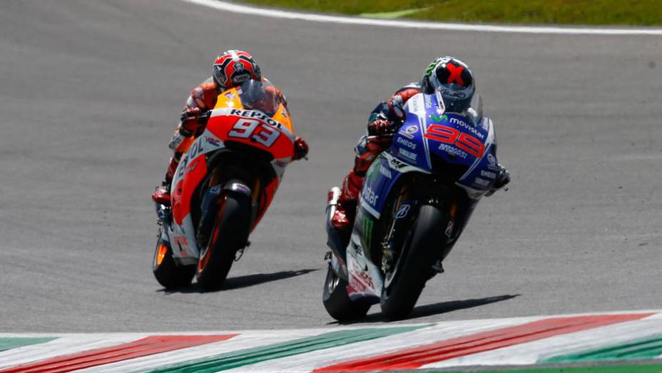 Duelo de Jorge Lorenzo e Marc Márquez pela vitória foi intenso | <a href="https://beta-develop.quatrorodas.abril.com.br/moto/noticias/marquez-bate-lorenzo-briga-acirrada-garante-sexta-vitoria-784758.shtml" rel="migration">Leia mais</a>