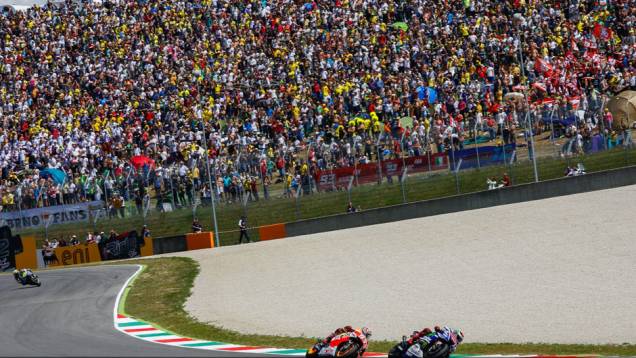 Torcida lotou a pista italiana e acompanhou grande disputa pela vitória | <a href="https://beta-develop.quatrorodas.abril.com.br/moto/noticias/marquez-bate-lorenzo-briga-acirrada-garante-sexta-vitoria-784758.shtml" rel="migration">Leia mais</a> Torcida lotou a pista italiana e acompanhou grande disputa pela vitória | <a href="https://beta-develop.quatrorodas.abril.com.br/moto/noticias/marquez-bate-lorenzo-briga-acirrada-garante-sexta-vitoria-784758.shtml" rel="migration">Leia mais</a>