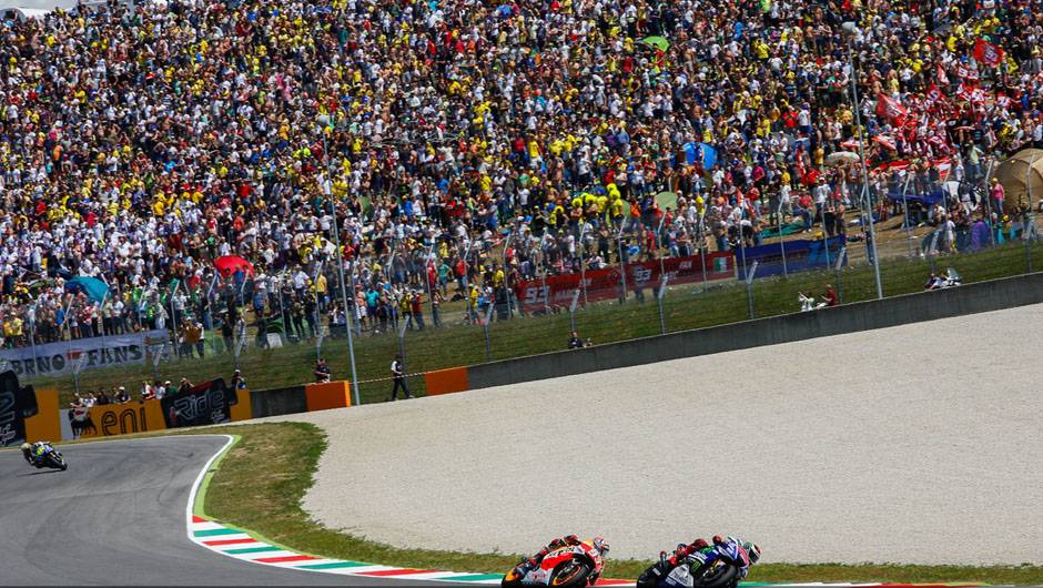 Torcida lotou a pista italiana e acompanhou grande disputa pela vit&oacute;ria | <a href="https://beta-develop.quatrorodas.abril.com.br/moto/noticias/marquez-bate-lorenzo-briga-acirrada-garante-sexta-vitoria-784758.shtml" rel="migration">Leia mais</a>
