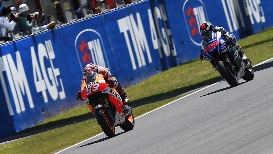 No final M&aacute;rquez levou a melhor e venceu a sexta seguida no ano | <a href="https://beta-develop.quatrorodas.abril.com.br/moto/noticias/marquez-bate-lorenzo-briga-acirrada-garante-sexta-vitoria-784758.shtml" rel="migration">Leia mais</a>