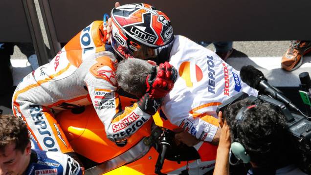 Marc Márquez comemora vitória com equipe Honda | <a href="https://beta-develop.quatrorodas.abril.com.br/moto/noticias/marquez-bate-lorenzo-briga-acirrada-garante-sexta-vitoria-784758.shtml" rel="migration">Leia mais</a> Marc Márquez comemora vitória com equipe Honda | <a href="https://beta-develop.quatrorodas.abril.com.br/moto/noticias/marquez-bate-lorenzo-briga-acirrada-garante-sexta-vitoria-784758.shtml" rel="migration">Leia mais</a>