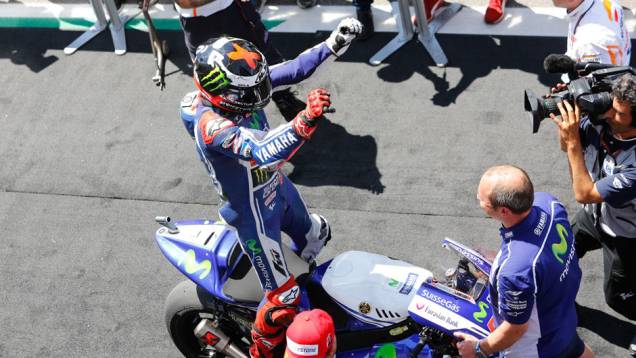 Lorenzo festeja segundo lugar com sua Yamaha | <a href="https://beta-develop.quatrorodas.abril.com.br/moto/noticias/marquez-bate-lorenzo-briga-acirrada-garante-sexta-vitoria-784758.shtml" rel="migration">Leia mais</a> Lorenzo festeja segundo lugar com sua Yamaha | <a href="https://beta-develop.quatrorodas.abril.com.br/moto/noticias/marquez-bate-lorenzo-briga-acirrada-garante-sexta-vitoria-784758.shtml" rel="migration">Leia mais</a>