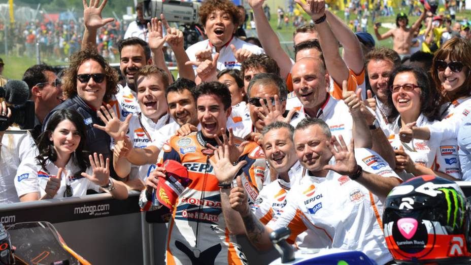 Marc Márquez e equipe Honda | <a href="https://beta-develop.quatrorodas.abril.com.br/moto/noticias/marquez-bate-lorenzo-briga-acirrada-garante-sexta-vitoria-784758.shtml" rel="migration">Leia mais</a>