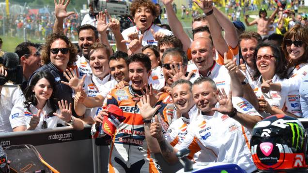 Marc Márquez e equipe Honda | <a href="https://beta-develop.quatrorodas.abril.com.br/moto/noticias/marquez-bate-lorenzo-briga-acirrada-garante-sexta-vitoria-784758.shtml" rel="migration">Leia mais</a> Marc Márquez e equipe Honda | <a href="https://beta-develop.quatrorodas.abril.com.br/moto/noticias/marquez-bate-lorenzo-briga-acirrada-garante-sexta-vitoria-784758.shtml" rel="migration">Leia mais</a>