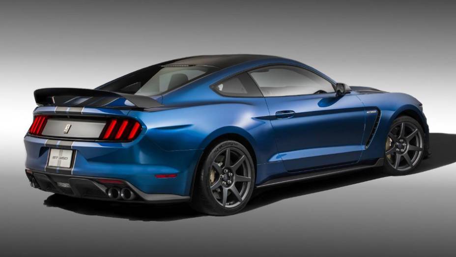 Modelo vem com agressivo pacote aerodin&acirc;mico | <a href="https://beta-develop.quatrorodas.abril.com.br/noticias/saloes/detroit-2015/mustang-shelby-gt350r-lancado-pela-ford-824780.shtml" rel="migration">Leia mais</a>
