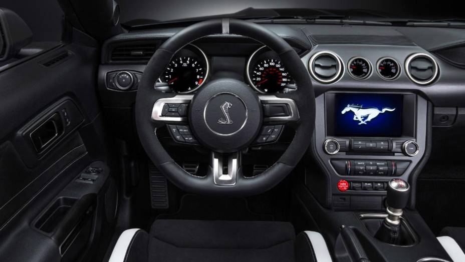 No interior mant&eacute;m o conforto para dois ocupantes e s&oacute;, j&aacute; que... | <a href="https://beta-develop.quatrorodas.abril.com.br/noticias/saloes/detroit-2015/mustang-shelby-gt350r-lancado-pela-ford-824780.shtml" rel="migration">Leia mais</a>