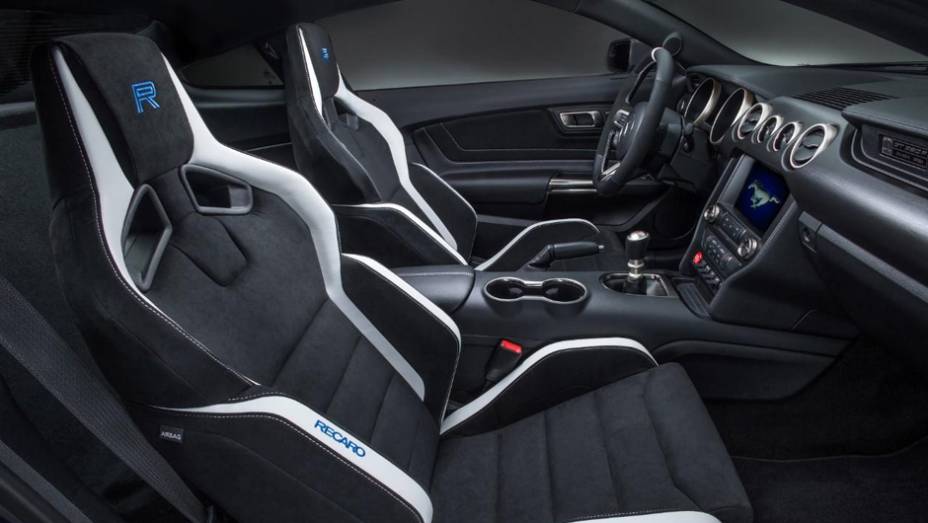 ... para reduzir peso, e ganhar em desempenho ... | <a href="https://beta-develop.quatrorodas.abril.com.br/noticias/saloes/detroit-2015/mustang-shelby-gt350r-lancado-pela-ford-824780.shtml" rel="migration">Leia mais</a>