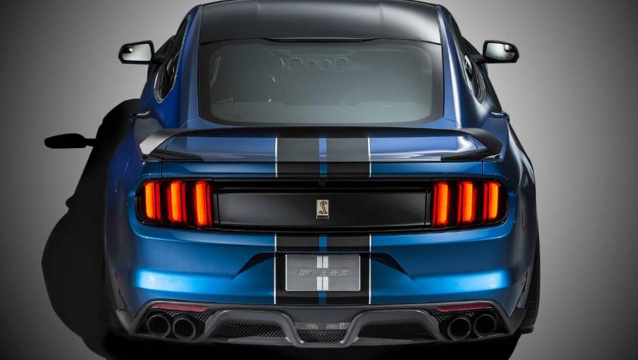 Faixas de corrida ajudam no ar agressivo e esportivo do modelo | <a href="https://beta-develop.quatrorodas.abril.com.br/noticias/saloes/detroit-2015/mustang-shelby-gt350r-lancado-pela-ford-824780.shtml" rel="migration">Leia mais</a>