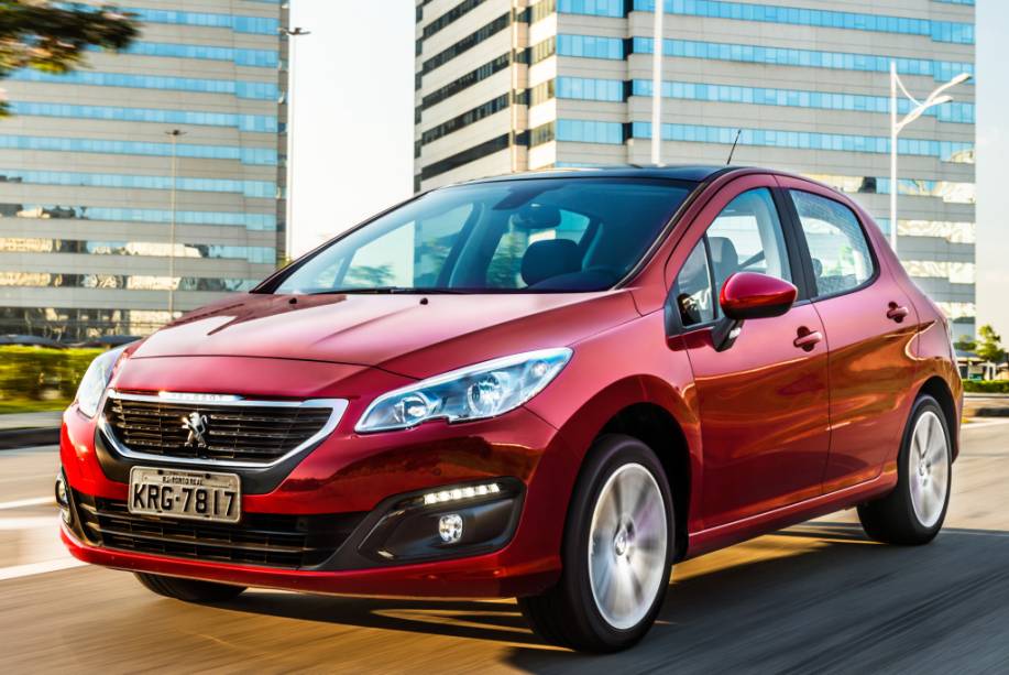 <strong>Peugeot 308/408</strong> – Tanto <a href="https://beta-develop.quatrorodas.abril.com.br/materia/nova-geracao-peugeot-atualiza-visual-308-916560" rel="o hatch" target="_blank">o hatch</a>, quanto o sedã, adotaram o visual exclusivo para o Mercosul enquanto suas respectivas novas gerações não chegam por aqui. O câmbio manual de seis marchas é novo.