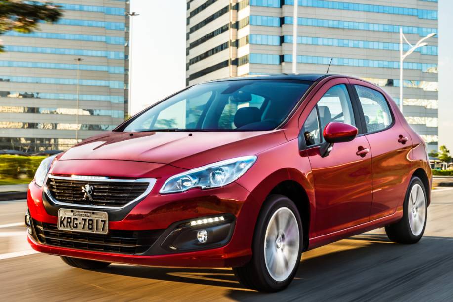 <strong>Peugeot 308/408</strong> &ndash; Tanto <a href="https://beta-develop.quatrorodas.abril.com.br/materia/nova-geracao-peugeot-atualiza-visual-308-916560" rel="o hatch" target="_blank">o hatch</a>, quanto o sed&atilde;, adotaram o visual exclusivo para o Mercosul enquanto suas respectivas novas gera&ccedil;&otilde;es n&atilde;o chegam por aqui. O c&acirc;mbio manual de seis marchas &eacute; novo.