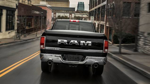 Inscrição "Ram" surge em letras garrafais na caçamba | <a href="https://beta-develop.quatrorodas.abril.com.br/noticias/fabricantes/ram-divulga-picape-laramie-limited-edition-835720.shtml" rel="migration">Leia mais</a> Inscrição "Ram" surge em letras garrafais na caçamba | <a href="https://beta-develop.quatrorodas.abril.com.br/noticias/fabricantes/ram-divulga-picape-laramie-limited-edition-835720.shtml" rel="migration">Leia mais</a>